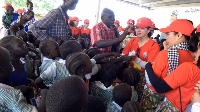 Thiếu tá Quân nhân chuyên nghiệp Cù Anh Đào luôn tiên phong trong các phong trào của Chi hội Phụ nữ Đội Công binh số 3, giúp đỡ phụ nữ, trẻ em trong công tác dân vận của đơn vị tại khu vực Abyei. (Ảnh: Cục Gìn giữ hòa bình Việt Nam cung cấp)