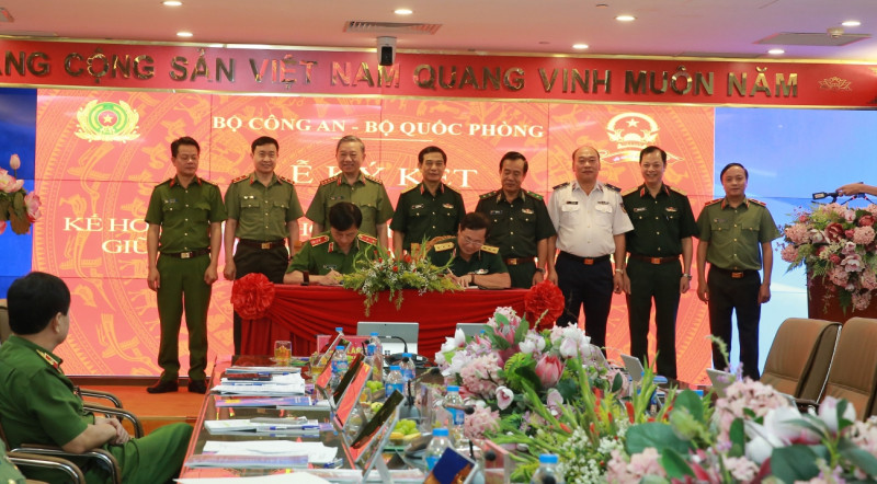 Đại tướng Tô Lâm và Đại tướng Phan Văn Giang chứng kiến Lễ ký kết kế hoạch phối hợp triển khai Đề án 06 của Chính phủ giữa hai bộ.
