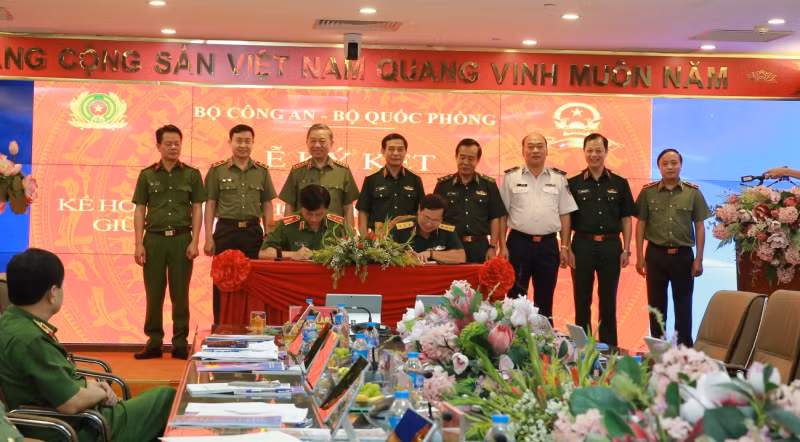 Đại tướng Tô Lâm và Đại tướng Phan Văn Giang chứng kiến Lễ ký kết kế hoạch phối hợp triển khai Đề án 06 của Chính phủ giữa hai bộ.