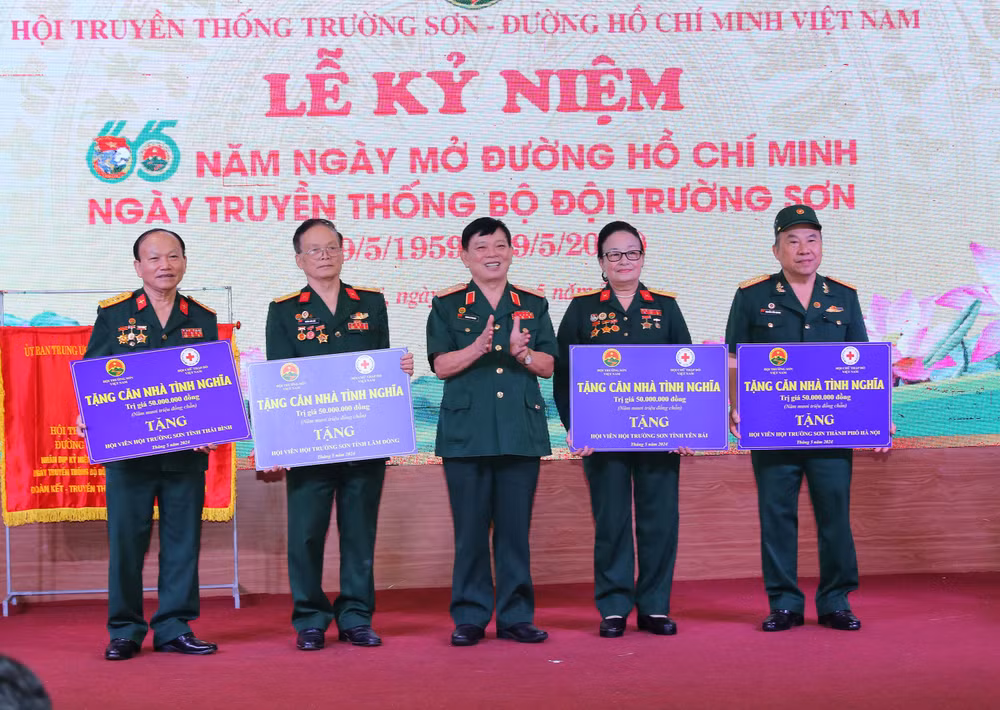 Trao tặng số tiền để xây dựng nhà tình nghĩa tặng hội viên có hoàn cảnh khó khăn về nhà ở. Ảnh: TRỌNG ĐỨC