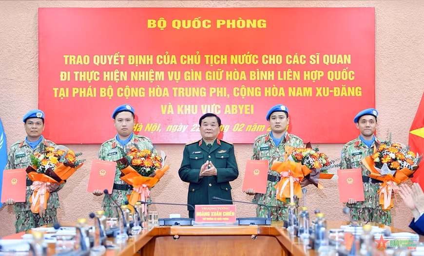 Thượng tướng Hoàng Xuân Chiến thừa ủy quyền của Chủ tịch nước trao Quyết định của Chủ tịch nước cho 4 sĩ quan đi làm nhiệm vụ gìn giữ hòa bình Liên hợp quốc. (Ảnh: Báo Quân đội nhân dân)
