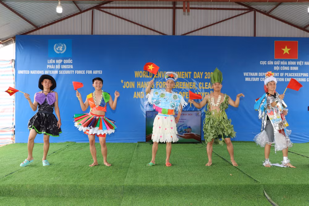 Đội Công binh Việt Nam trình diễn thời trang từ các sản phẩm tái chế, hưởng ứng Ngày Môi trường thế giới (5/6) tại sự kiện.