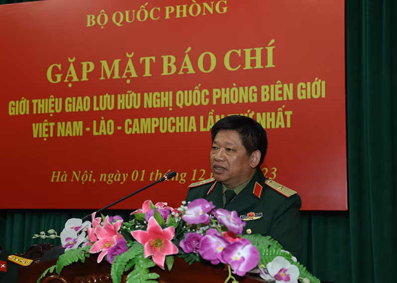 Thiếu tướng Lê Xuân Sang phát biểu tại buổi gặp mặt.