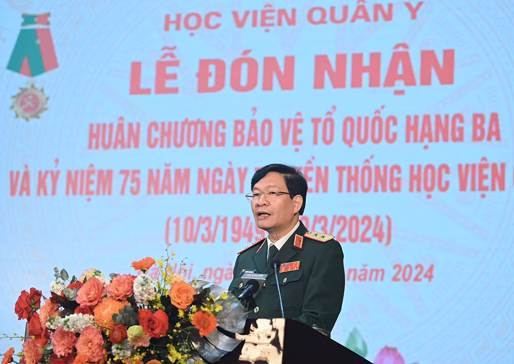 Trung tướng, PGS, TS Nguyễn Xuân Kiên đọc diễn văn tại lễ kỷ niệm.