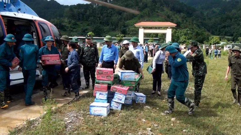 Các lực lượng chuyển hàng cứu trợ của Bộ Quốc phòng từ máy xuống sân vận động huyện Nguyên Bình, tỉnh Cao Bằng. (Ảnh: Cục Tuyên huấn cung cấp)