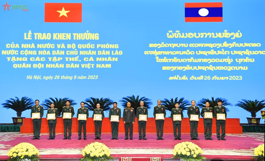Thượng tướng Thongloi Silivong trao Huân chương Anh dũng hạng Nhì, Huân chương Anh dũng hạng Ba tặng các cá nhân của Quân đội nhân dân Việt Nam. (Ảnh: Báo Quân đội nhân dân) Thượng tướng Thongloi Silivong trao Huân chương Anh dũng hạng Nhì, Huân chương Anh dũng hạng Ba tặng các cá nhân của Quân đội nhân dân Việt Nam. (Ảnh: Báo Quân đội nhân dân)