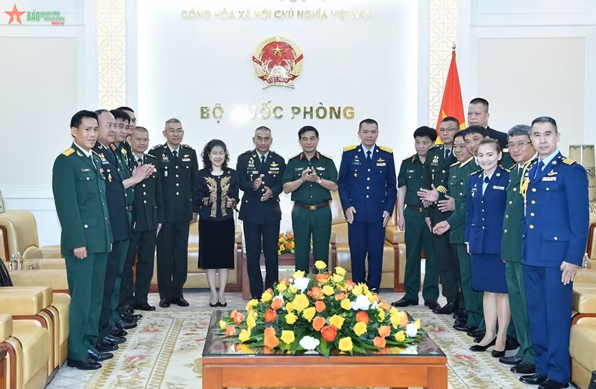 Đại tướng Phan Văn Giang, Đại tướng Chalermphon Srisawasdi và các đại biểu tại buổi tiếp (Ảnh: Báo Quân đội nhân dân)