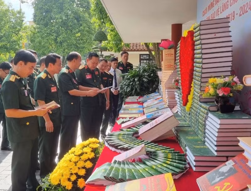 Thượng tướng Võ Minh Lương và các đại biểu tham quan khu trưng bày sách chào mừng Đại hội.