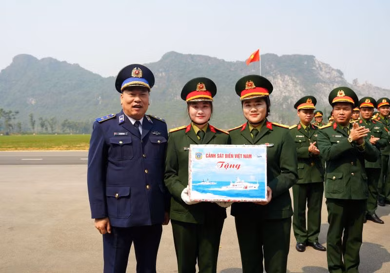 Trung tướng Lê Quang Đạo động viên, tặng quà nữ chiến sĩ Cảnh sát biển tham gia khối quân nhạc.