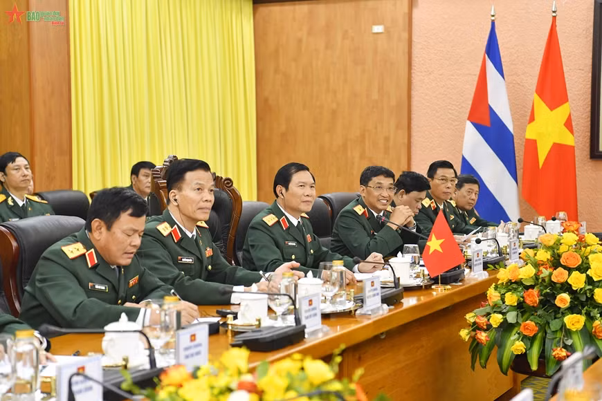 Thượng tướng Nguyễn Tân Cương và các thành viên Việt Nam tại hội đàm. (Ảnh: Báo Quân đội nhân dân)