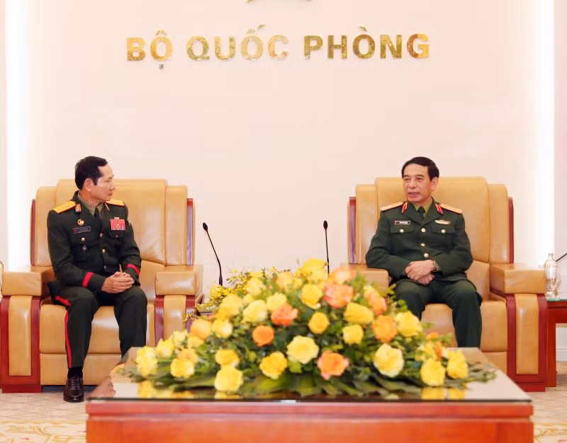 Đại tướng Phan Văn Giang, Ủy viên Bộ Chính trị, Phó Bí thư Quân ủy Trung ương, Bộ trưởng Quốc phòng tiếp Trung tướng Saichay Kommasith, Thứ trưởng Quốc phòng, Tổng Tham mưu trưởng Quân đội nhân dân Lào.