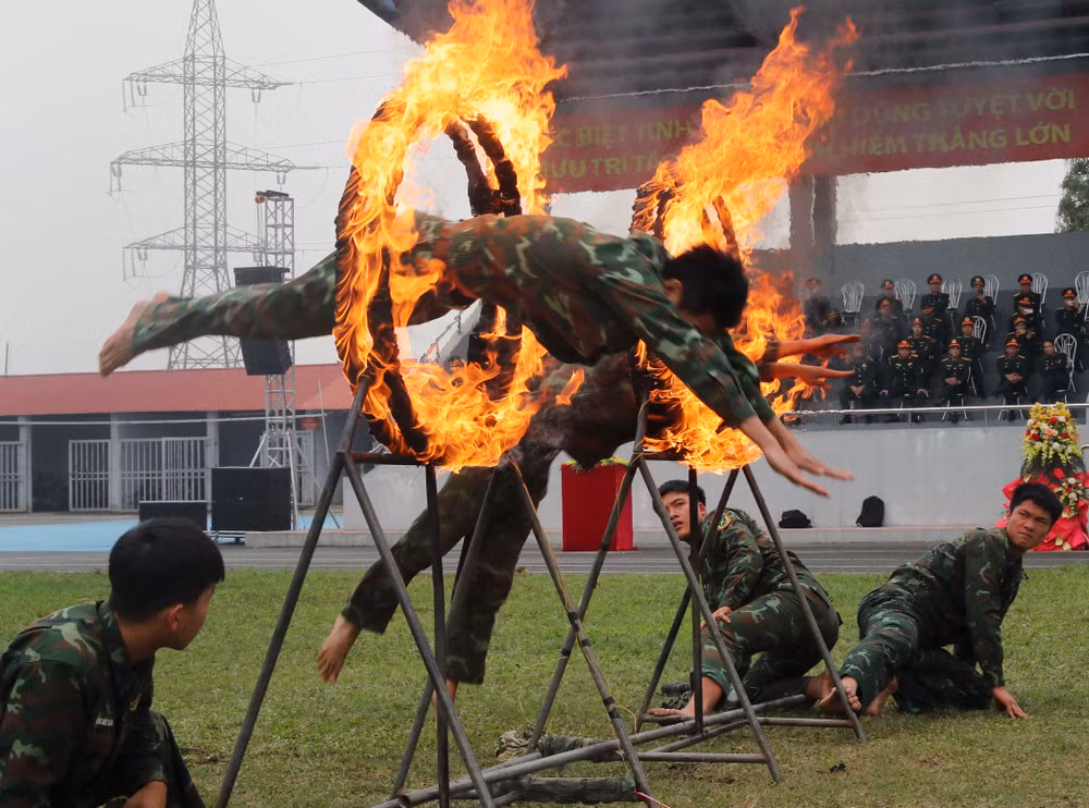 Bộ đội Đặc công trình diễn kỹ thuật, võ thuật đặc công.