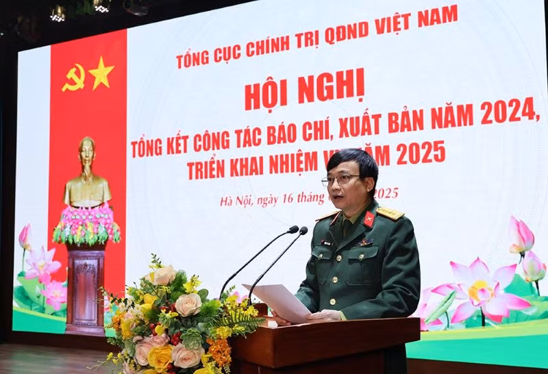 Đại tá Trần Phú Mừng, Trưởng phòng Thông tấn báo chí, Cục Tuyên huấn trình bày Báo cáo tóm tắt công tác báo chí, xuất bản tại Hội nghị.