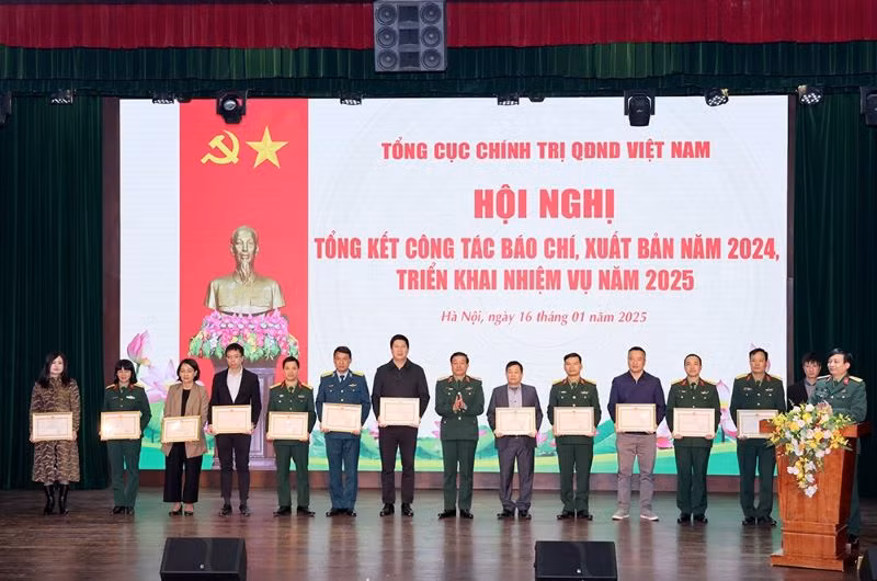 Thừa ủy quyền của Bộ trưởng Quốc phòng, Trung tướng Trương Thiên Tô, trao Bằng khen của Bộ trưởng Quốc phòng tặng các cá nhân, vì đã có thành xuất sắc trong công tác tuyên truyền báo chí năm 2024.