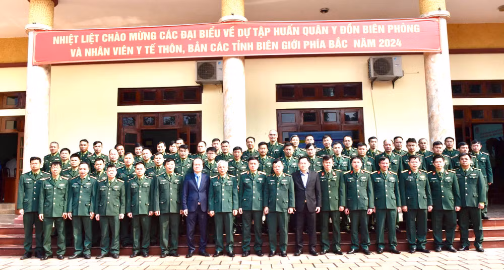 Các đại biểu dự khai mạc tập huấn chụp ảnh lưu niệm với học viên.