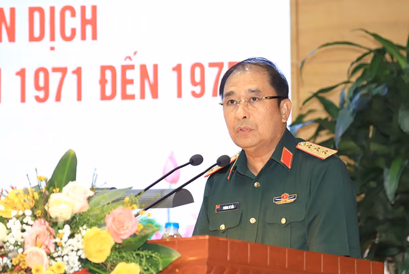 Thượng tướng Phùng Sĩ Tấn phát biểu tại hội thảo. Thượng tướng Phùng Sĩ Tấn phát biểu tại hội thảo.