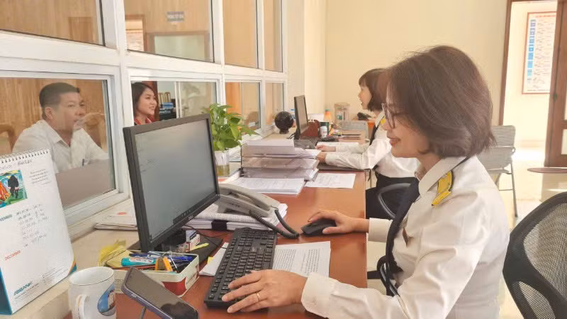 Cán bộ Chi cục Thuế Vĩnh Phúc hướng dẫn doanh nghiệp các chính sách thuế mới.