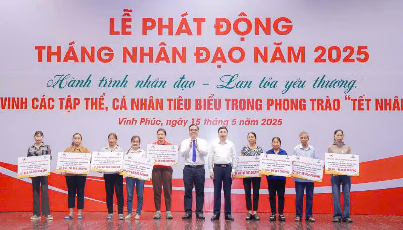 Lãnh đạo Hội Chữ thập đỏ Việt Nam và Tỉnh ủy Vĩnh Phúc trao hỗ trợ xây dựng nhà Chữ thập đỏ cho các hộ nghèo, hộ có hoàn cảnh đặc biệt khó khăn.
