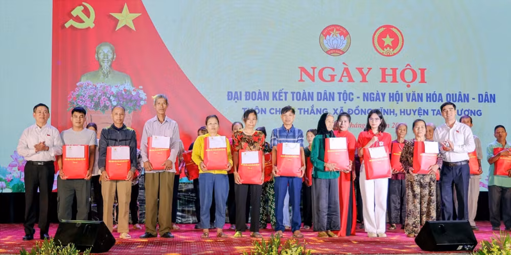 Đồng chí Phó Thủ tướng và đồng chí Bí thư Tỉnh ủy tặng quà cho các gia đình chính sách tiêu biểu.