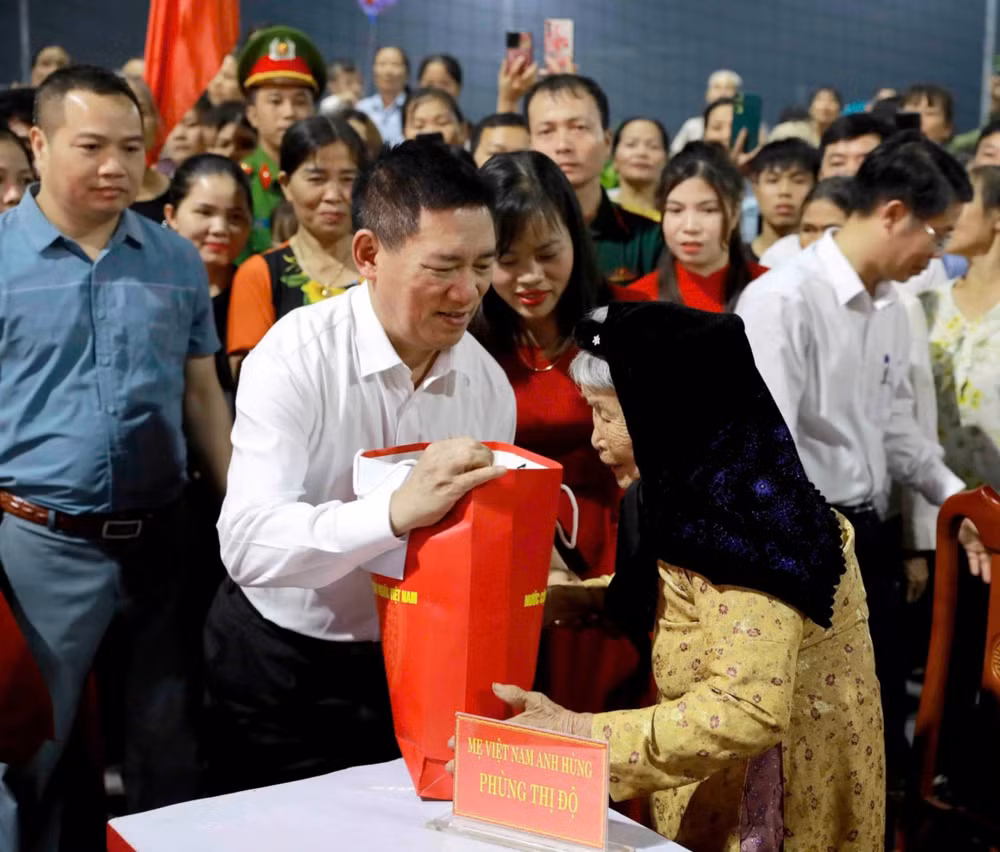 Đồng chí Phó Thủ tướng tặng quà cho Mẹ Việt Nam Anh hùng Phùng Thị Độ.