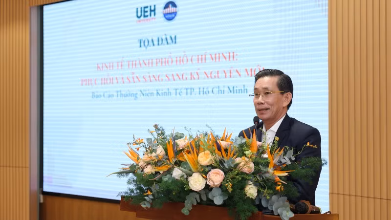 Giáo sư, Tiến sĩ Sử Đình Thành, Giám đốc Đại học Kinh tế Thành phố Hồ Chí Minh phát biểu tại tọa đàm