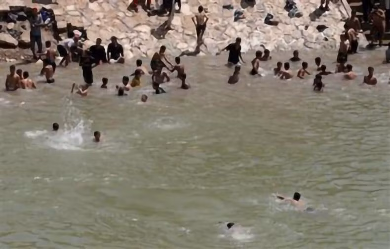 Lực lượng cứu nạn tìm kiếm nạn nhân trên sông Tigris. (Ảnh: AP)