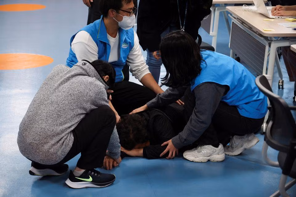 Gia đình của các nạn nhân mất tích tập trung tại trung tâm cộng đồng ở Seoul, ngày 30/10. (Ảnh: Reuters)