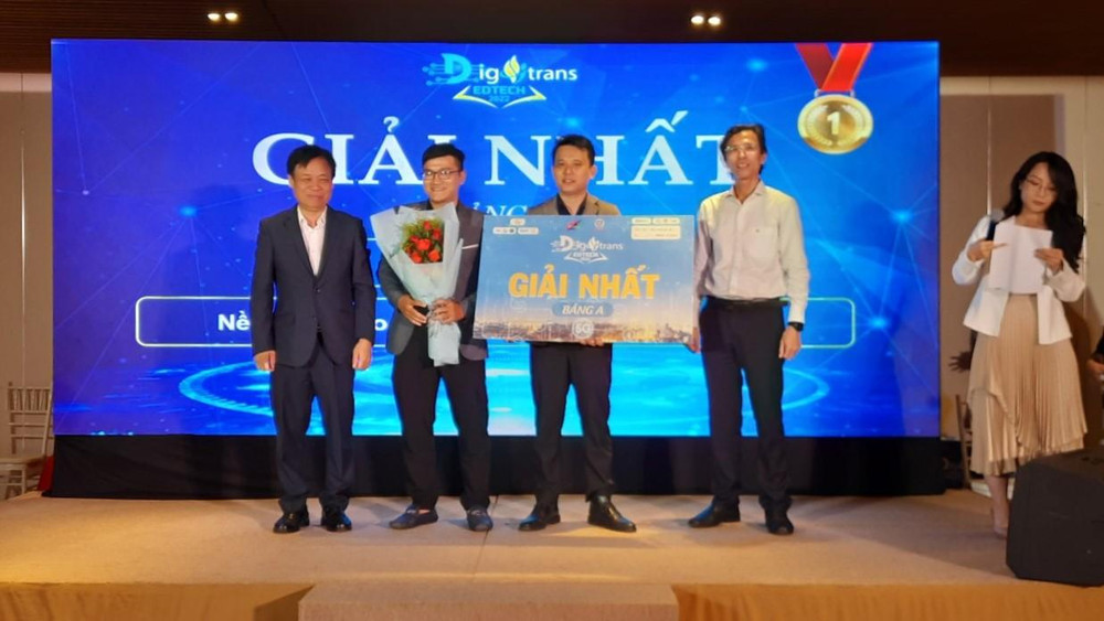 Trao giải Nhất bảng A dành cho sinh viên và các dự án start-up công nghệ.