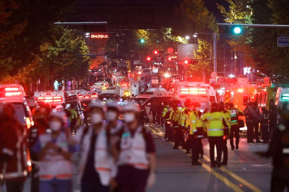 Các đội cứu hộ làm việc tại hiện trường vụ giẫm đạp trong lễ hội Halloween ở Seoul, Hàn Quốc, đêm 29/10. (Ảnh: Reuters)