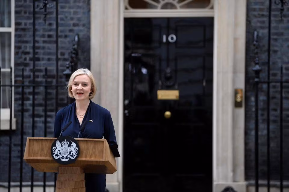 Bà Liz Truss phát biểu trước số 10 phố Downing, ngày 20/10. (Ảnh: Reuters)