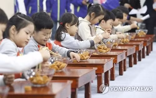 Trẻ em tham gia Lễ hội Đũa tại Cheongju, Hàn Quốc, năm 2016. (Ảnh: Yonhap)