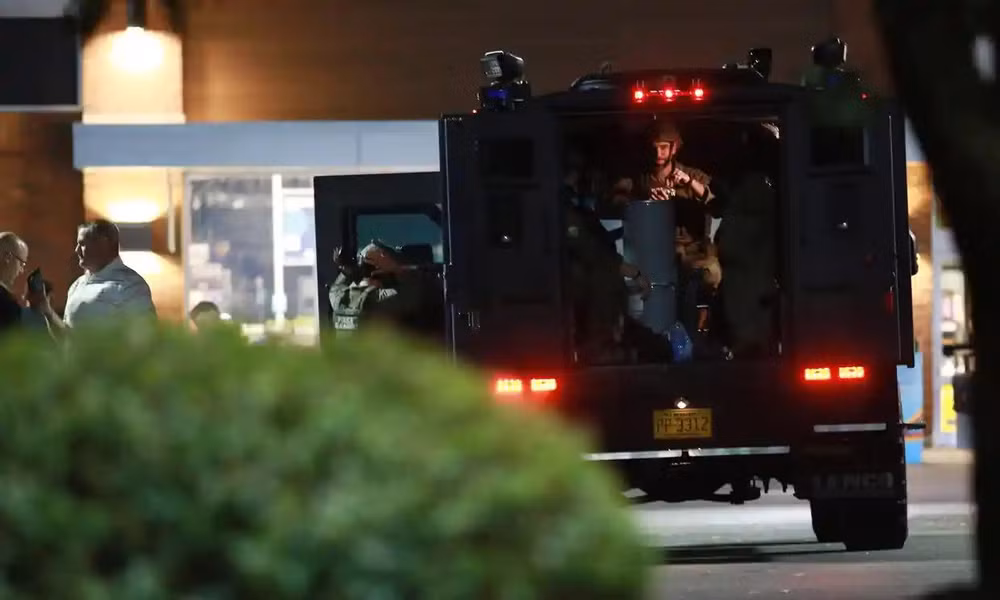 Cảnh sát đến hiện trường vụ nổ súng. (Ảnh: EPA)