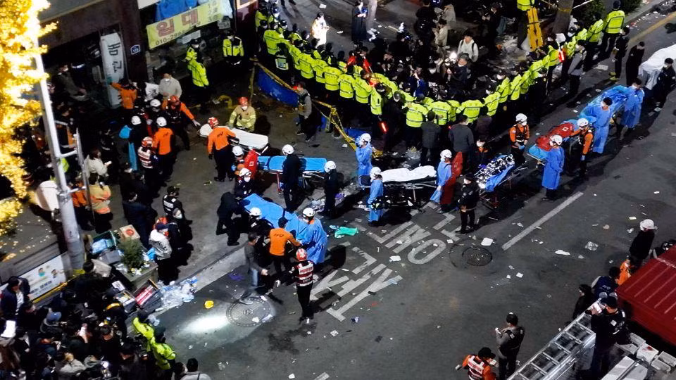 Lực lượng cứu nạn làm việc tại hiện trường. (Ảnh: Yonhap)