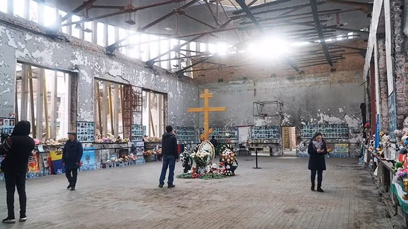 Phòng thể chất của Trường phổ thông số 1 Beslan, nơi hơn 1.200 con tin bị giam giữ trong ba ngày đêm kinh hoàng năm 2004. (Ảnh: Quế Anh)