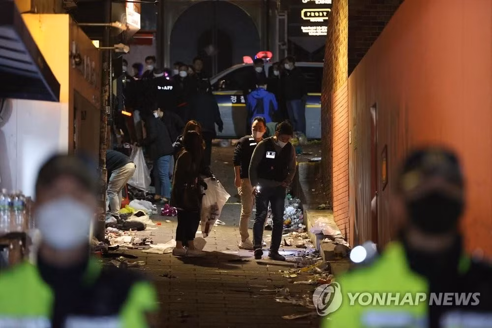 Các điều tra viên làm việc trong con hẻm tại phường Itaewon, ngày 30/10. (Ảnh: Yonhap) Các điều tra viên làm việc trong con hẻm tại phường Itaewon, ngày 30/10. (Ảnh: Yonhap)