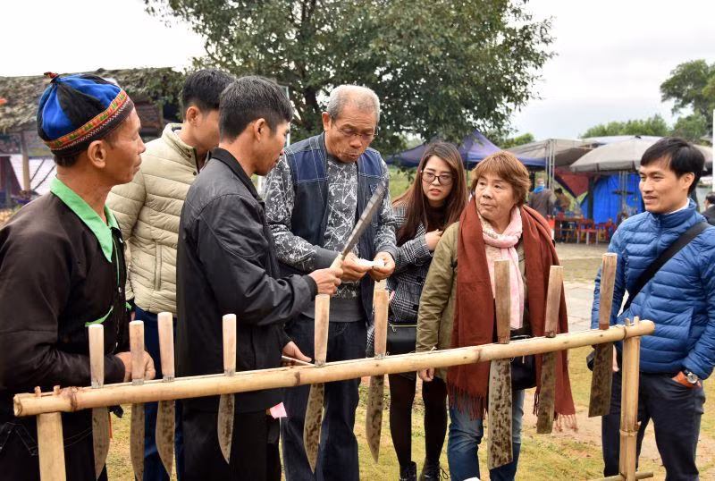 Du khách lựa chọn sản phẩm rèn của đồng bào H’Mông.