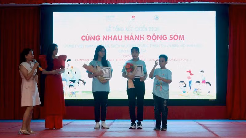 Trao giải và giao lưu cùng các em đạt giải Thử thách làm video 1 phút xanh.