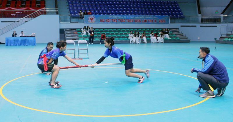 Các vận động viên đẩy gậy tranh tài tại ngày thi đấu đầu tiên.