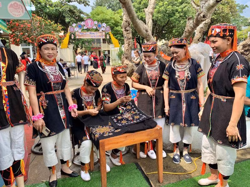 Phụ nữ Dao quần trắng duyên dáng trong trang phục truyền thống.