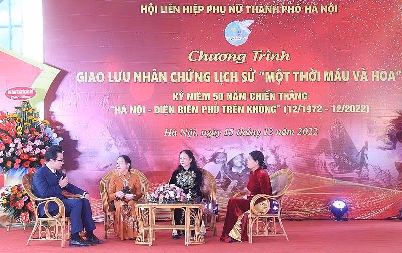Giao lưu với những nhân chứng lịch sử từng tham gia chiến đấu trong 12 ngày đêm lịch sử.