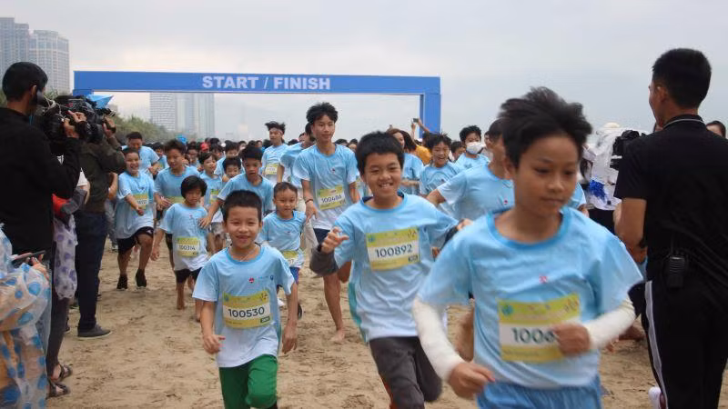 Các em học sinh hào hứng tham gia giải chạy tiếp sức.