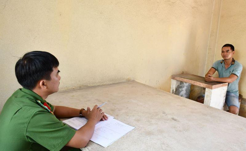 Công an lấy lời khai đối tượng Ngô Văn Vũ Linh.