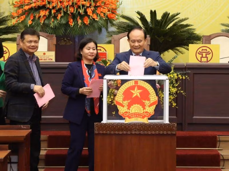 Các đại biểu Hội đồng nhân dân thành phố bỏ phiếu kiện toàn các chức danh.