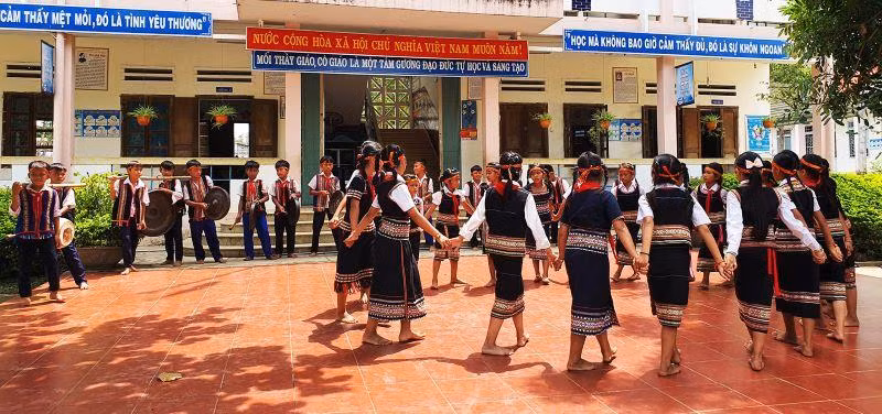 Dạy cồng chiêng, xoang hàng tuần cho các em học sinh Trường tiểu học Đặng Trần Côn, thành phố Kon Tum.