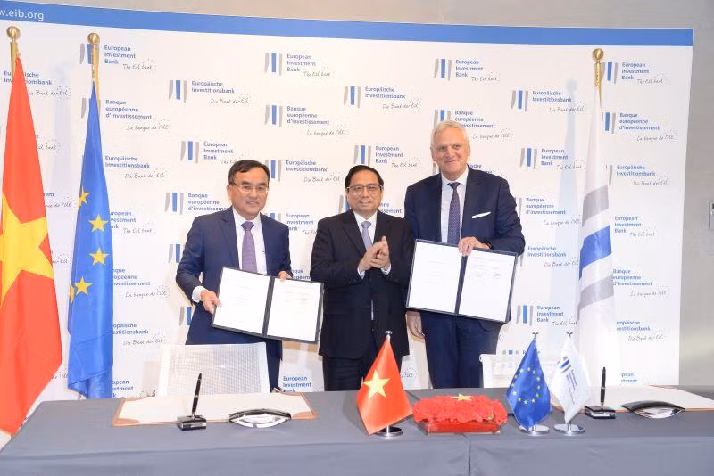 Thủ tướng Phạm Minh Chính chứng kiến lễ ký kết và trao văn kiện hợp tác giữa Tập đoàn Điện lực Việt Nam (EVN) với Ngân hàng Đầu tư châu Âu (EIB). 