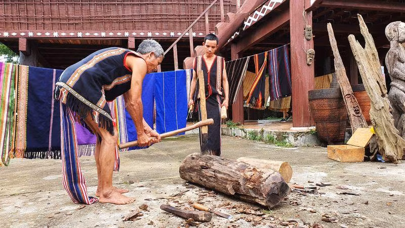 Nghệ nhân thành phố Kon Tum trình diễn tạc tượng gỗ truyền thống của dân tộc địa phương.