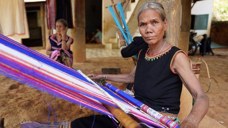 Nghệ nhân dệt thổ cẩm tại làng du lịch cộng đồng Kon K’tu, thành phố Kon Tum.