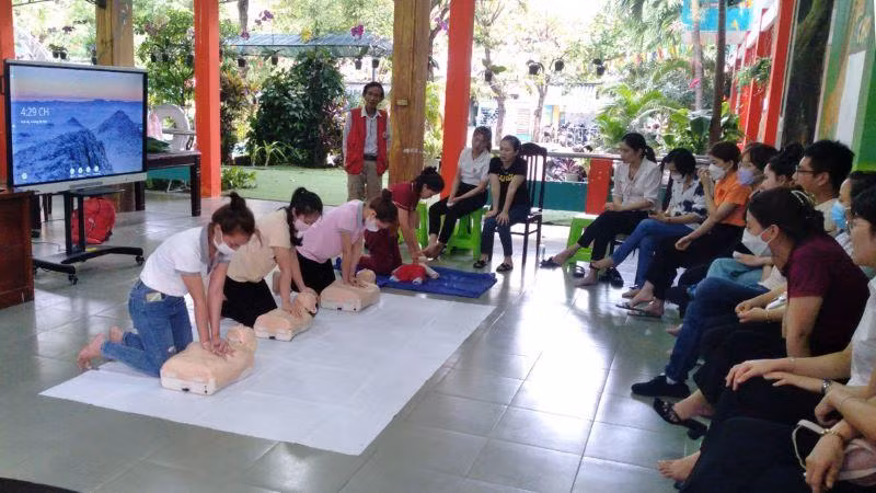 Các giáo viên mầm non thực hành tại lớp tập huấn.