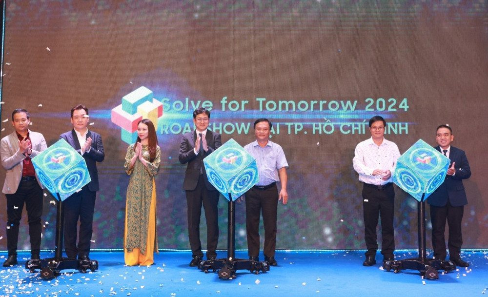 Các đại biểu thực hiện nghi thức khởi động cuộc thi Solve for Tomorrow 2024.