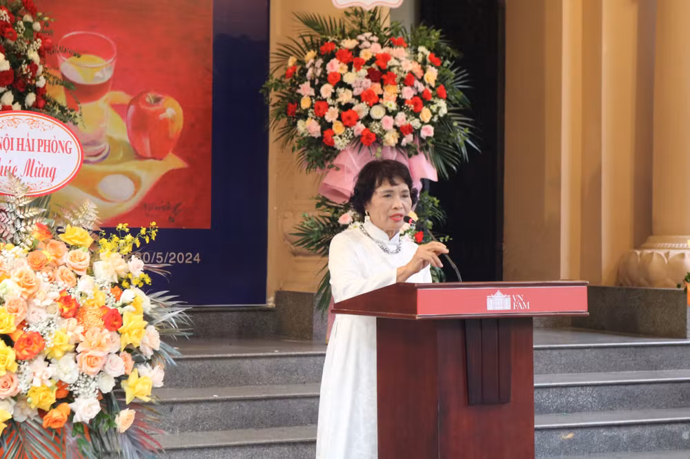 Bà Nguyễn Thị Lâm (vợ của cố họa sĩ Nguyễn Cương) xúc động chia sẻ tại buổi lễ.